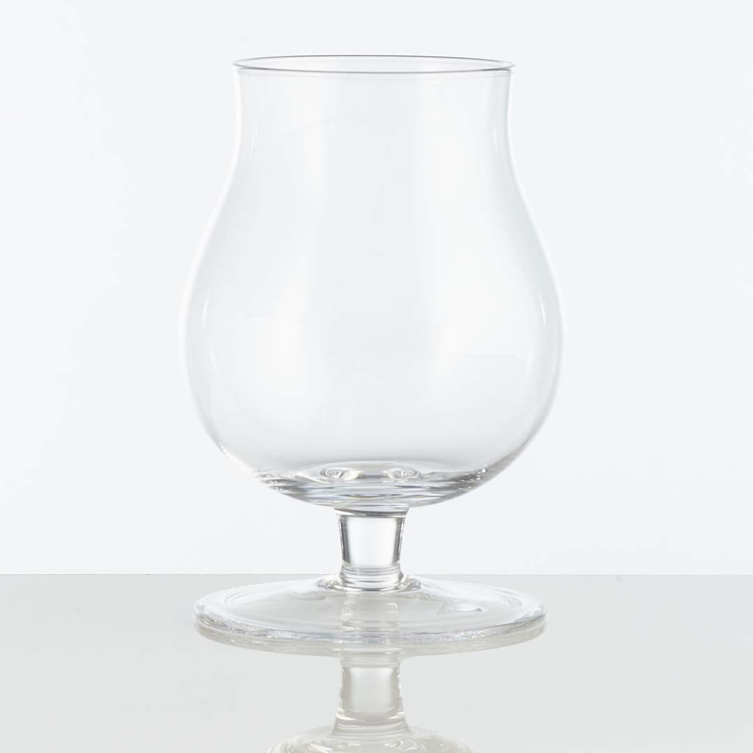 footed ipa snifter beer glass that holds 18 ounces.